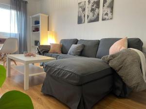 - un salon avec un canapé et une table dans l'établissement Apartamento corredoira, à Monforte de Lemos