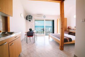 Fotografia z galérie ubytovania Studio Apartment in Duce with Sea View, Terrace, Air Conditioning, WiFi 4167-6 v destinácii Duće