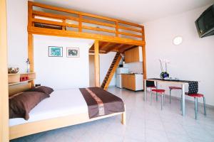 Fotografia z galérie ubytovania Studio Apartment in Duce with Sea View, Terrace, Air Conditioning, WiFi 4167-6 v destinácii Duće