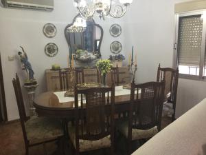 comedor con mesa, sillas y lámpara de araña en CASA DIEGO y JOSEFINA, en Rus