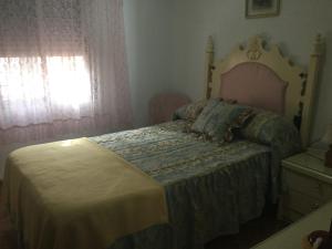 1 dormitorio con 1 cama con colcha grande en CASA DIEGO y JOSEFINA, en Rus