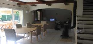 a dining room with a table and chairs at Vakantiehuis Mazan - Le Haut Colombier in Mazan