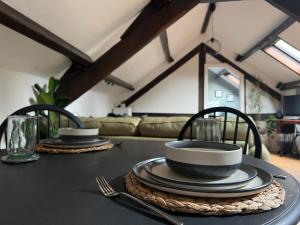 una mesa con dos platos y un tazón en la parte superior en The Loft, 1 Bedroom flat in rural village, en Lockton