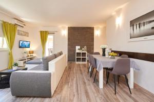 sala de estar con sofá y mesa en Villa Demonta, en Trogir