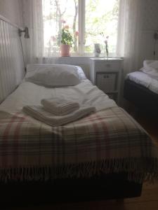 ein Bett mit zwei Handtüchern darauf in einem Schlafzimmer in der Unterkunft Karaby Gård in Kristinehamn