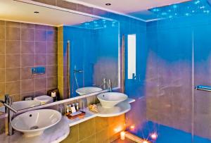 ein Badezimmer mit zwei Waschbecken und einer Glasdusche in der Unterkunft Megisti Hotel in Megisti + 38 Fotos