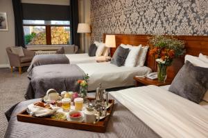 una camera d'albergo con due letti e un vassoio di cibo di The Lakeside Hotel & Leisure Centre a Killaloe