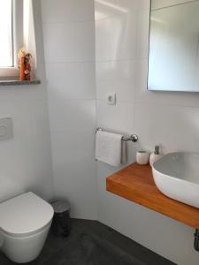bagno bianco con lavandino e servizi igienici di Apartment in Lovran with terrace, air conditioning, WiFi, washing machine 3735-1 a Lovran (Laurana)