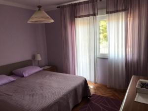 1 dormitorio con 1 cama frente a una ventana en Apartment in Lovran with terrace, air conditioning, WiFi, washing machine 3735-2 en Lovran