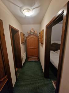 Giường trong phòng chung tại Hotel Razgorsek