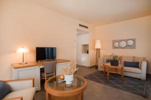 ein Wohnzimmer mit Sofa und Tisch in der Unterkunft Megisti Hotel in Megisti