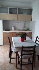 - une cuisine avec une table et une plante en pot dans l'établissement Apartment in Vodice with sea view, terrace, air conditioning,WiFi 3671-5, à Vodice