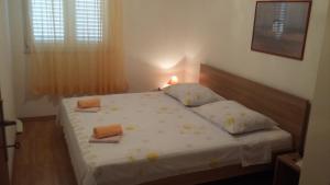 - une chambre avec un lit et 2 oreillers dans l'établissement Apartment in Vodice with sea view, terrace, air conditioning,WiFi 3671-5, à Vodice