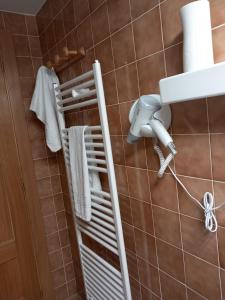 y baño con toallero eléctrico y ducha. en Atico Mary, en Aguilar de Campóo