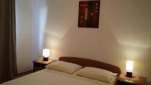 Postel nebo postele na pokoji v ubytování Apartment in Vodice with terrace, air conditioning, W-LAN, washing machine 3671-6
