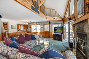 - un salon avec un canapé et une cheminée dans l'établissement Spacious Cabin Sleeps up to 12 - Sky High #86, à Bear Valley