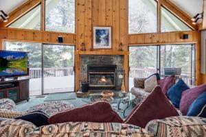 - un salon avec des canapés et une cheminée dans l'établissement Spacious Cabin Sleeps up to 12 - Sky High #86, à Bear Valley