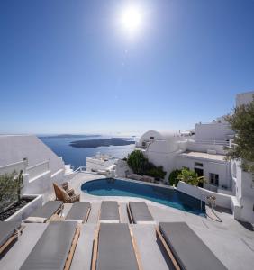 vistas a la piscina desde el balcón de una villa en Senses Boutique Hotel, en Imerovigli