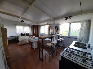 Habitación con cocina y sala de estar. en Mono ambiente Moderno Industrial en Maipú