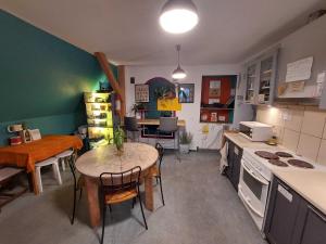 Kuchyň nebo kuchyňský kout v ubytování Looming Hostel