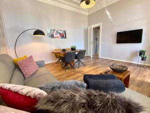 a living room with a couch and a table at Villa Anna - Vis à vis in Heringsdorf