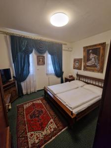 Giường trong phòng chung tại Hotel Razgorsek