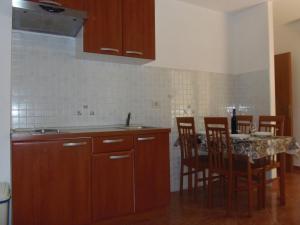Kuchyňa alebo kuchynka v ubytovaní Apartment in Dramalj with sea view, balcony, air conditioning, WiFi 4623-9