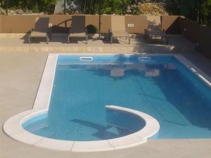 Bazén v ubytovaní Apartment in Dramalj with sea view, balcony, air conditioning, WiFi 4623-9 alebo v jeho blízkosti