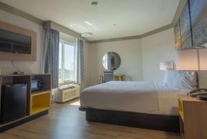 Letto o letti in una camera di Days Inn by Wyndham Carlsbad