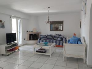 Un televizor și/sau centru de divertisment la Seaview Ampelas Villa