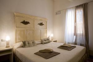 sypialnia z łóżkiem i dwoma ręcznikami na nim w obiekcie Art Hotel Al Fagiano w Padwie +37 zdjęć