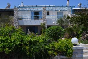 O grădină în afara Seaview Ampelas Villa