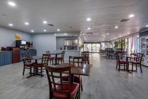 a dining room with tables and chairs in a restaurant at Quality Inn Rock Hill Northeast I-77 in Rock Hill
