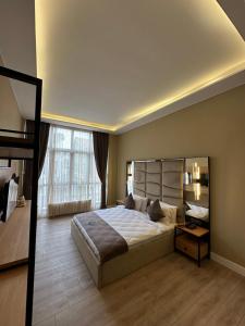 Berfinn Hotel Ortaköy في إسطنبول: غرفة نوم بسرير كبير ونافذة كبيرة