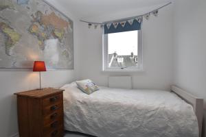 um quarto com uma cama e uma janela em Southbank em Rye