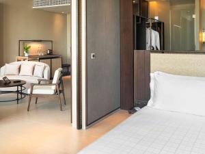 Pullman Khao Lak Resort客房内的一张或多张床位