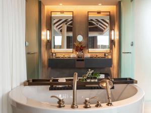 Pullman Khao Lak Resort的一间浴室