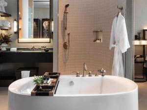 Pullman Khao Lak Resort的一间浴室