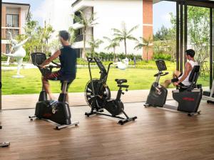 Pullman Khao Lak Resort的健身中心和/或健身设施
