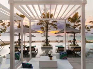 Pullman Khao Lak Resort的阳台或露台