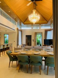 Μια τηλεόραση ή/και κέντρο ψυχαγωγίας στο Villa Jasmine - luxury private villa Bangtao Beach
