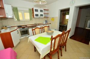 una cucina con tavolo e ciotola di Apartment in Bol with sea view, terrace, air conditioning,WiFi 3634-2 a Bol Altre 32 foto