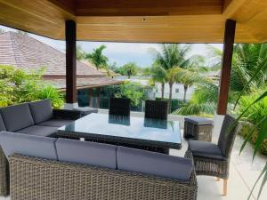 Χώρος καθιστικού στο Villa Jasmine - luxury private villa Bangtao Beach