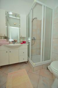 un bagno con doccia, lavandino e WC di Apartment in Bol with sea view, terrace, air conditioning,WiFi 3634-2 a Bol