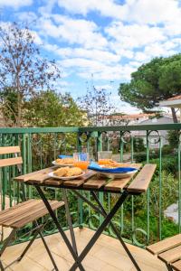 stół piknikowy z jedzeniem na balkonie w obiekcie Elbamar Marina Di Campo w mieście Marina di Campo
