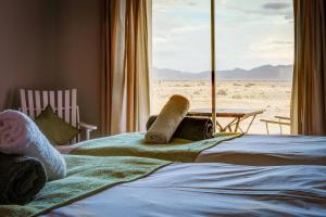Ein Bett oder Betten in einem Zimmer der Unterkunft Elegant Desert Lodge