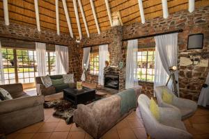西斯里姆的住宿－Elegant Desert Lodge，带沙发和砖墙的客厅