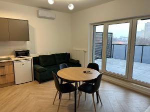 salon ze stołem i kanapą w obiekcie Apartament Metropolis 15 w Toruniu