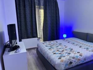 sypialnia z łóżkiem i komputerem na biurku w obiekcie B&B Iulius w Klużu-Napoce