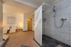 ein Bad mit ebenerdiger Dusche in einem Zimmer in der Unterkunft Villa Quisisana in Binz